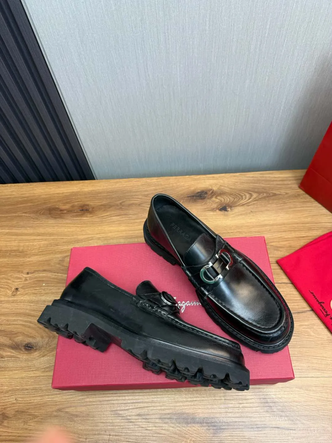 Men's shoes 💰880💰 Ferragamo. [Ferragamo] men's thick-soled loafers, the latest hot style, 1:1 original purchase quality, top quality, imported open-edge beaded cowhide leather on the upper, hand-made three-dimensional stitching highlights the round toe design, the inner foot pads are all imported cowhide, with original lightweight foam outsole, matching code 39-44, (38, 45 custom-made, non-refundable)
